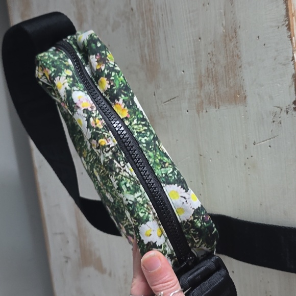 BAGGU Camera Crossbody In Daisy Print - Picture 11 of 15